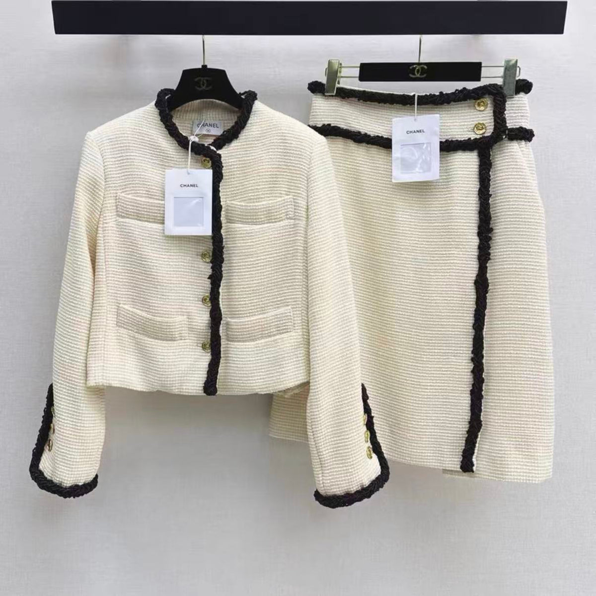 Elegant Contrast-Color Woven Jacket and Skirt Set